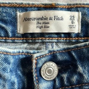 Women’s Abercrombie & Fitch “The Mom” High Rise size 8r 29”